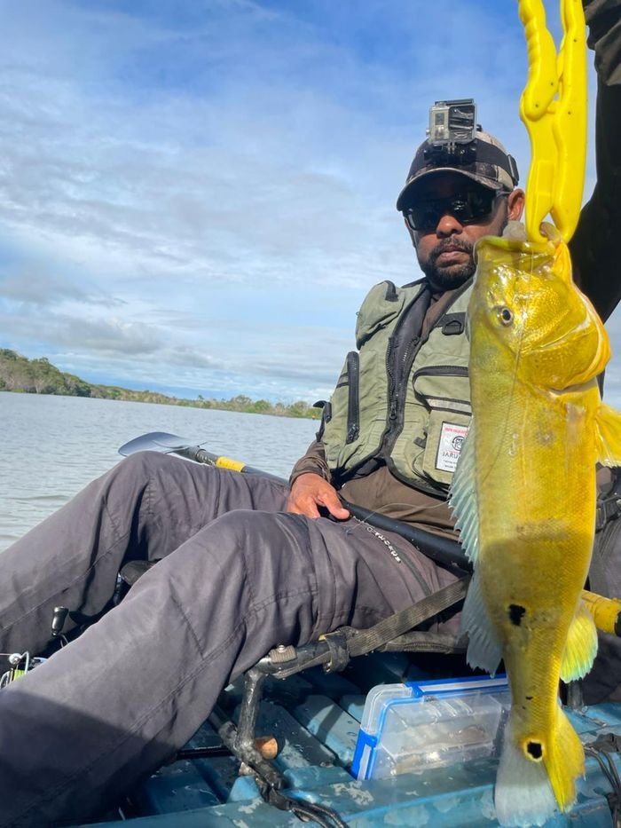 Tucunaré capturado com lip gripper em lago de Rondônia